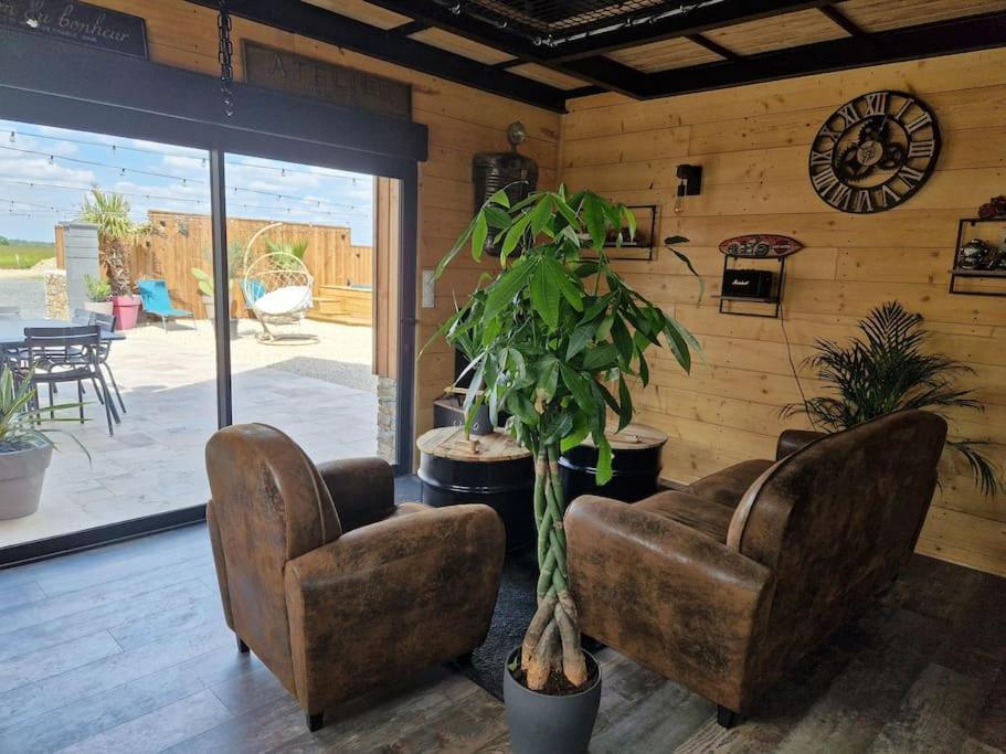 Chalet Industriel Avec Filet Et Spa Sorigny Exterior photo