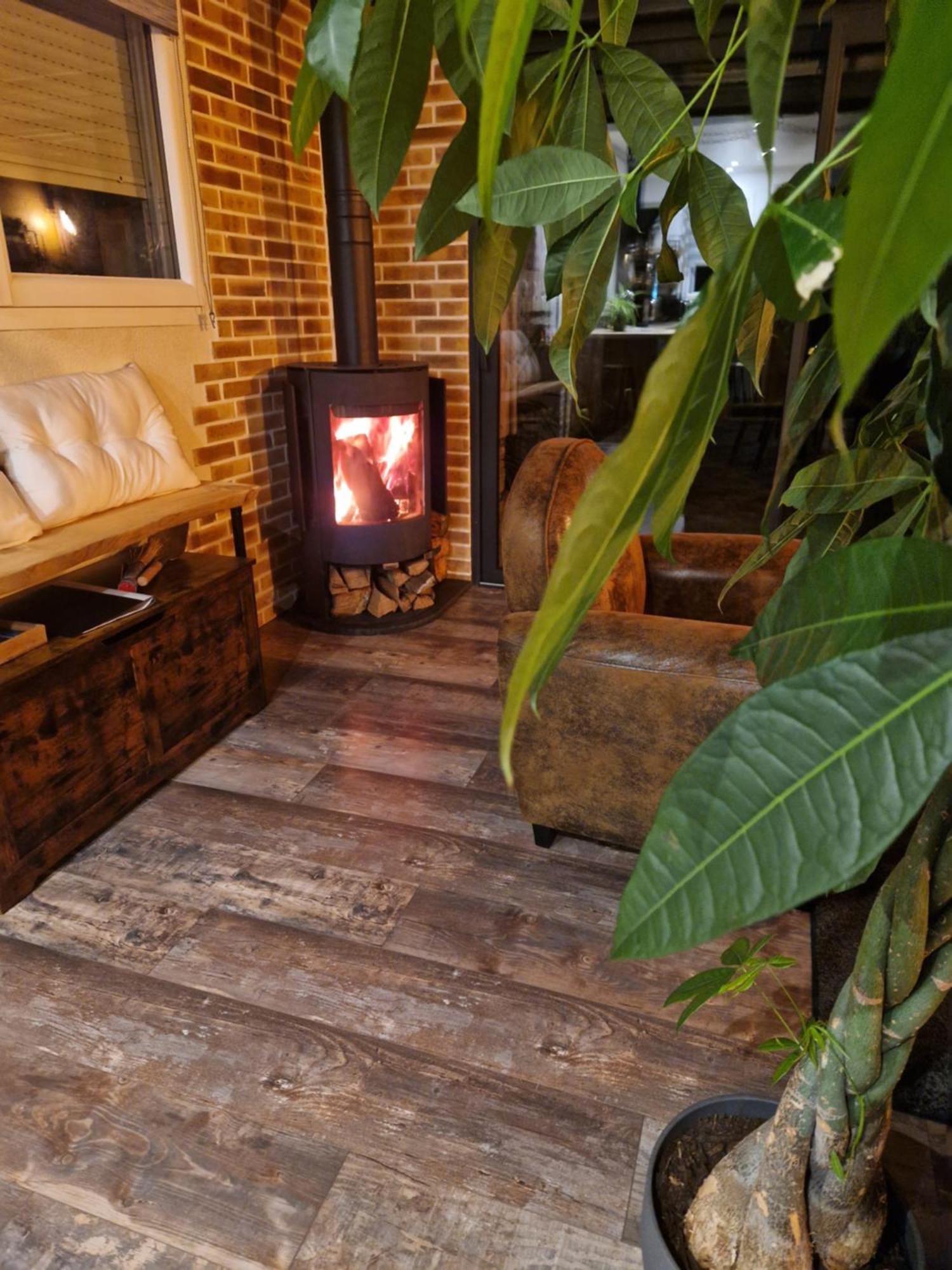 Chalet Industriel Avec Filet Et Spa Sorigny Exterior photo